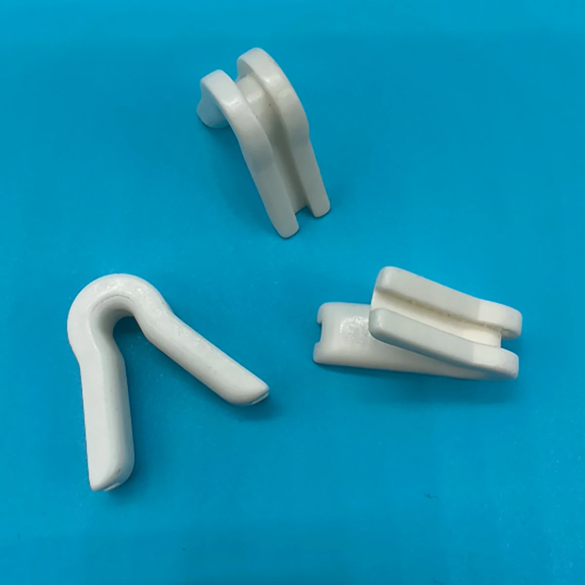 Alumina Ceramic VType Thread Guide Hook Wear-Resistant Textile Machinery Spare Parts for Twisting Machine Yarn Guide Thread Ring