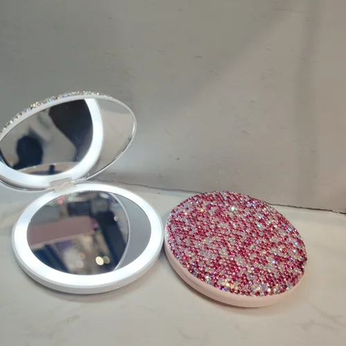Imagen 2 del producto Espejo de maquillaje LED recargable de lujo, cristal brillante, redondo, portátil, Princesa, belleza, herramienta pequeña plegable de dos lados para regalos de niñas