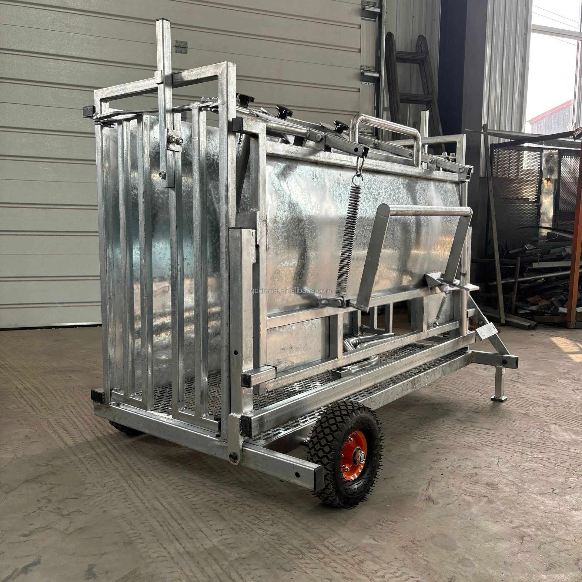 Portable Easy Handling Sheep Farm Yard Equipment Metal Tube Goat Sheep Crush Sheep Catcher Chute
