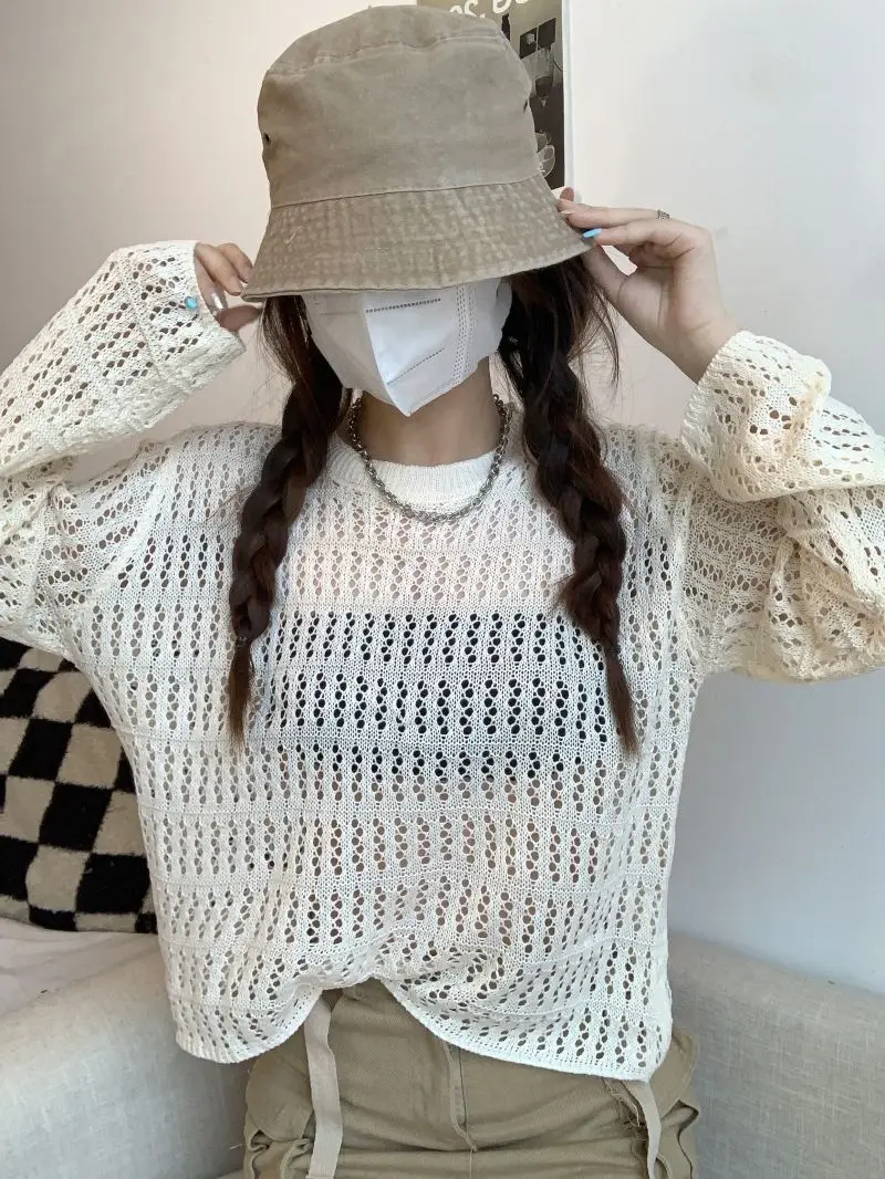 تي شيرت نسائي صيفي جديد على الموضة لعام 2025 للشباب Kpop للحماية من الشمس رقيق مفرغ Ins سموك محبوك عتيق ملابس الشارع الشهير فتاة ريترو