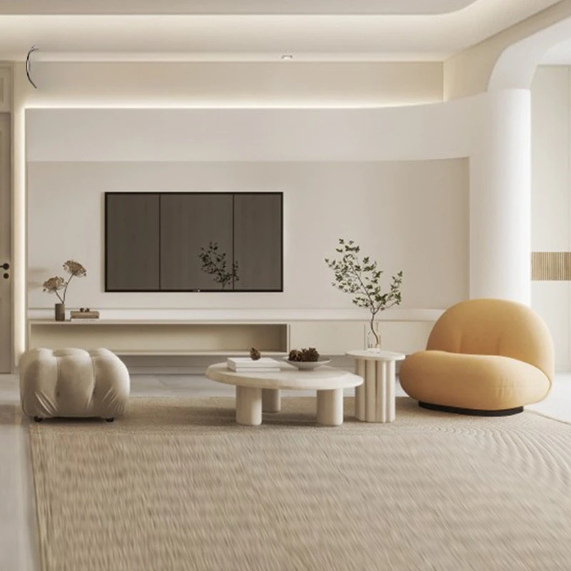 Modelowy pokój, kremowa sofa, miękka dekoracja, designerski nowoczesny stół i krzesła do jadalni w stylu lekkiego luksusu, pełny zestaw.