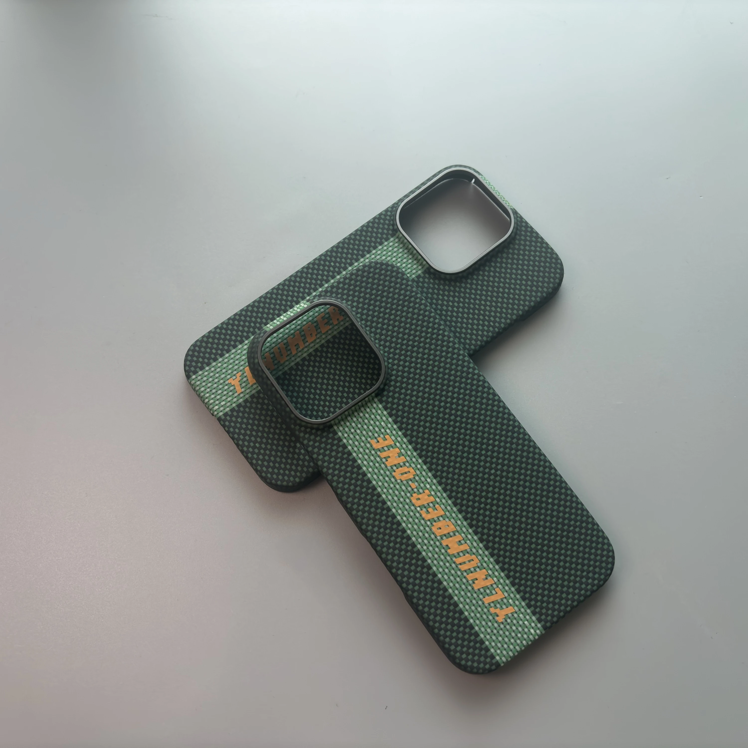 

Luxury 600D Carbon Fiber MagSafe Wireless Charging Phone Case for iPhone 16 Pro Kevlar 16 Pro Max Luminous Slim Phone Case