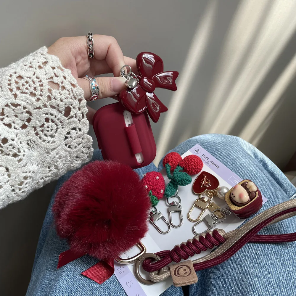 Weinrotes Silikon-Kopfhörer-Etui für AirPods 5 Pro3 2025 Hülle mit Haarball-Kirsch-Schleife Schlüsselanhänger für AirPods 2 3 4 Pro Weiche Hülle – Detail 2