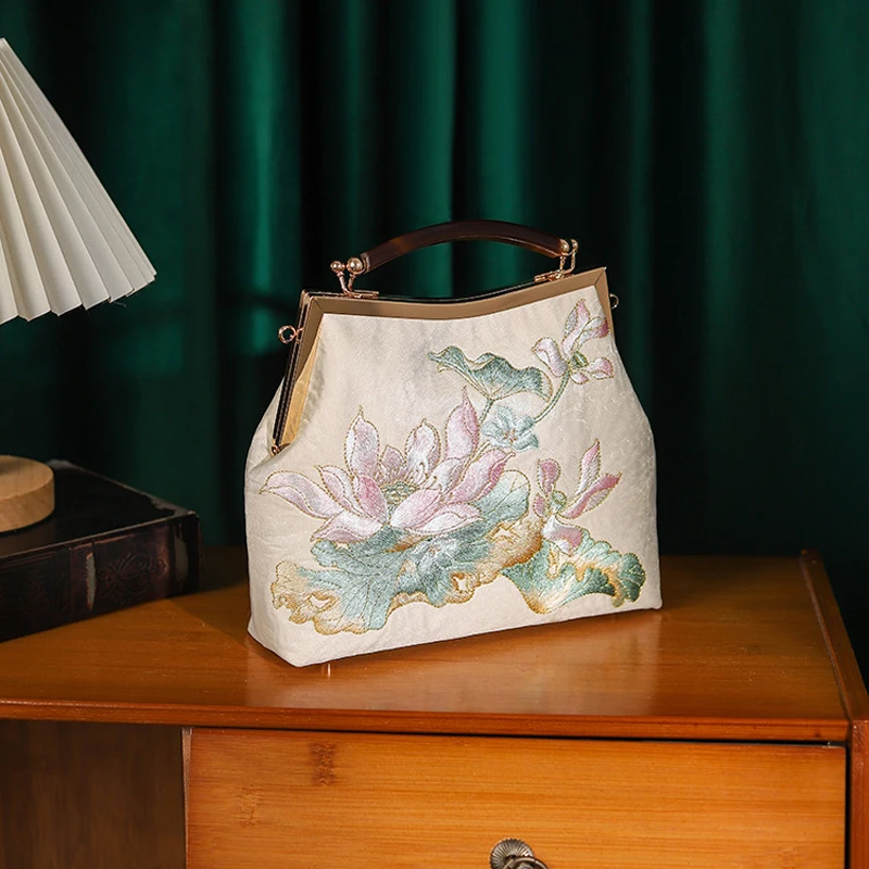 

Floral Embroidered Ladies Party Dinner Handbag Exquisite Embroidered Tassel Hand Bag Elegant Evening Wear Shoulder Bag
