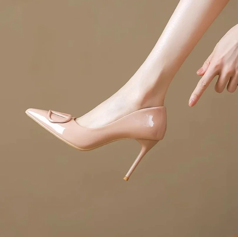 أحذية عالية الكعب جديدة لربيع وخريف 2025 مضخات جنسية من الجلد اللامع الفرنسي المدبب للأحذية النسائية