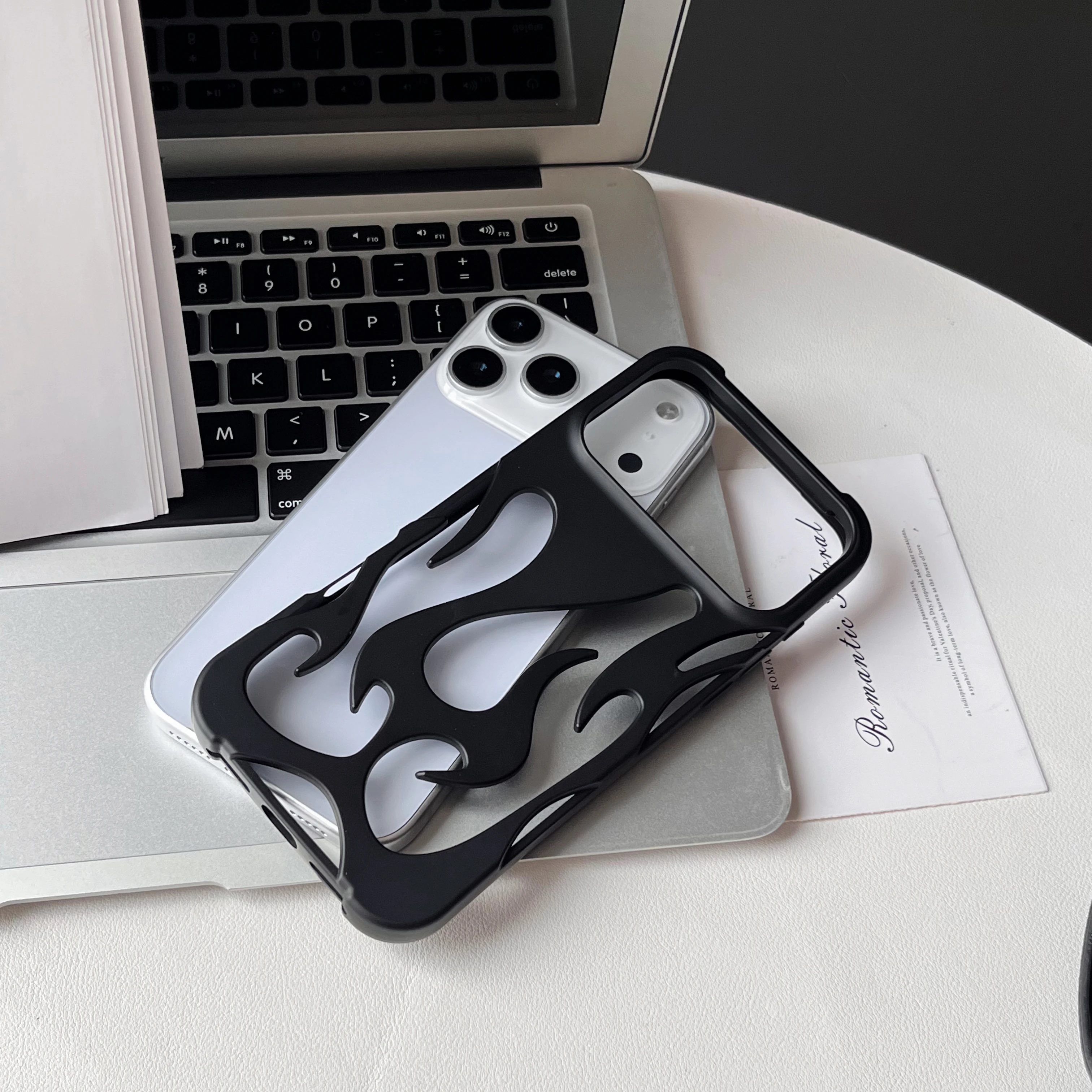 Luxuriöse 3D-Flammenmuster Hohle Schlanke Handyhülle für iPhone 18 17 16 15 14 13 12 11 Pro Max Air Stoßfeste Schutzhülle – Detail 8