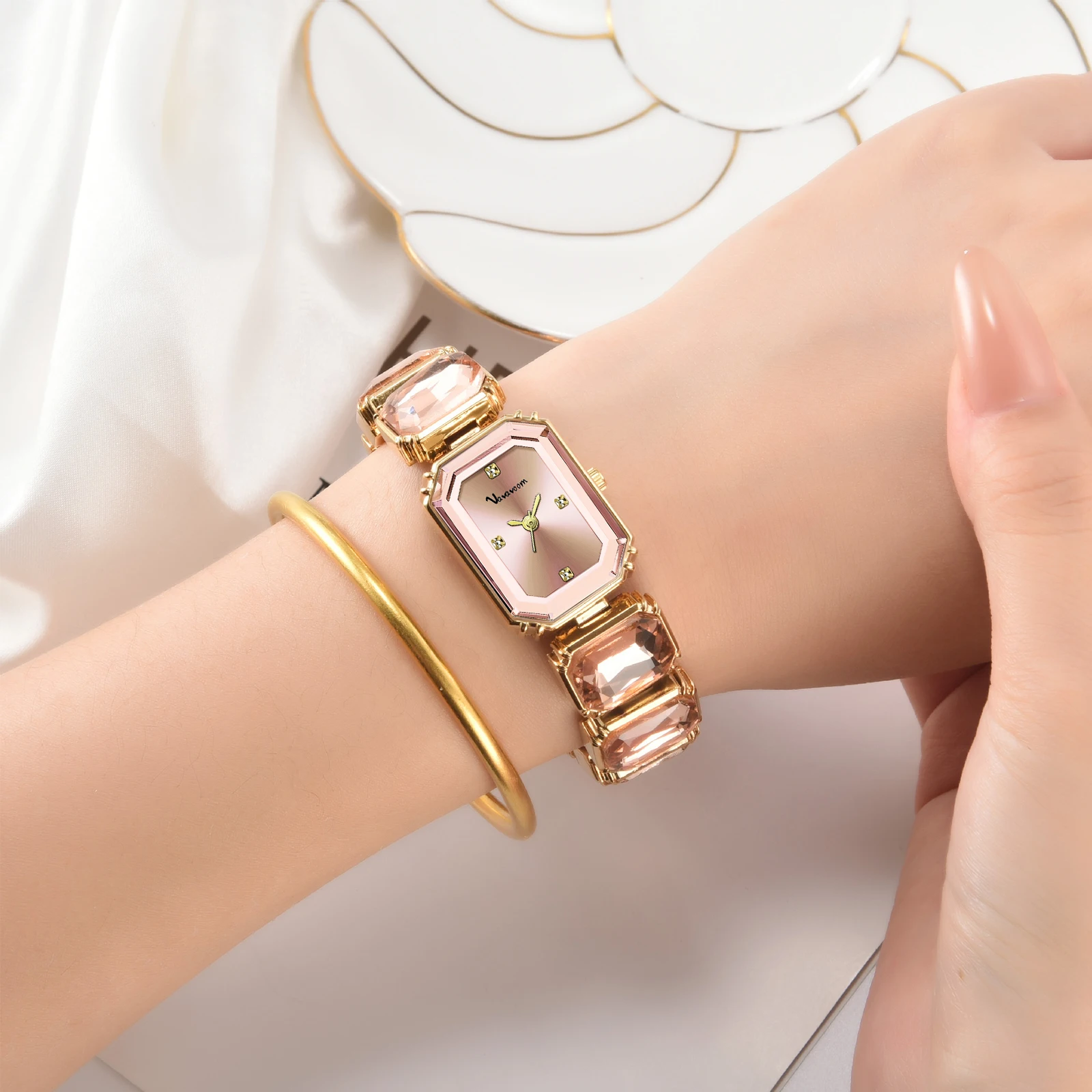 2025 Nuovi orologi da donna Movimento al quarzo quadrato con diamanti di lusso Cintura in maglia di acciaio inossidabile Orologio da donna originale con abito alla moda in oro