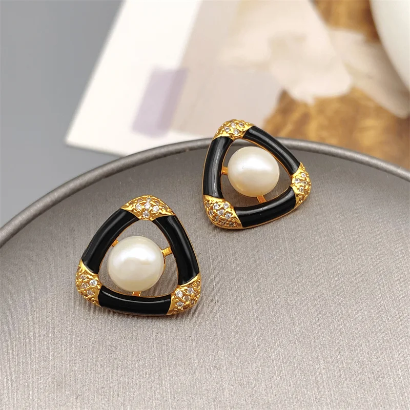 

Europe And America Retro Triangle Inlaid Fresh Water Pearl Black Enamel Glaze Stud Earrings For Women Exquisite Fashion Earrings