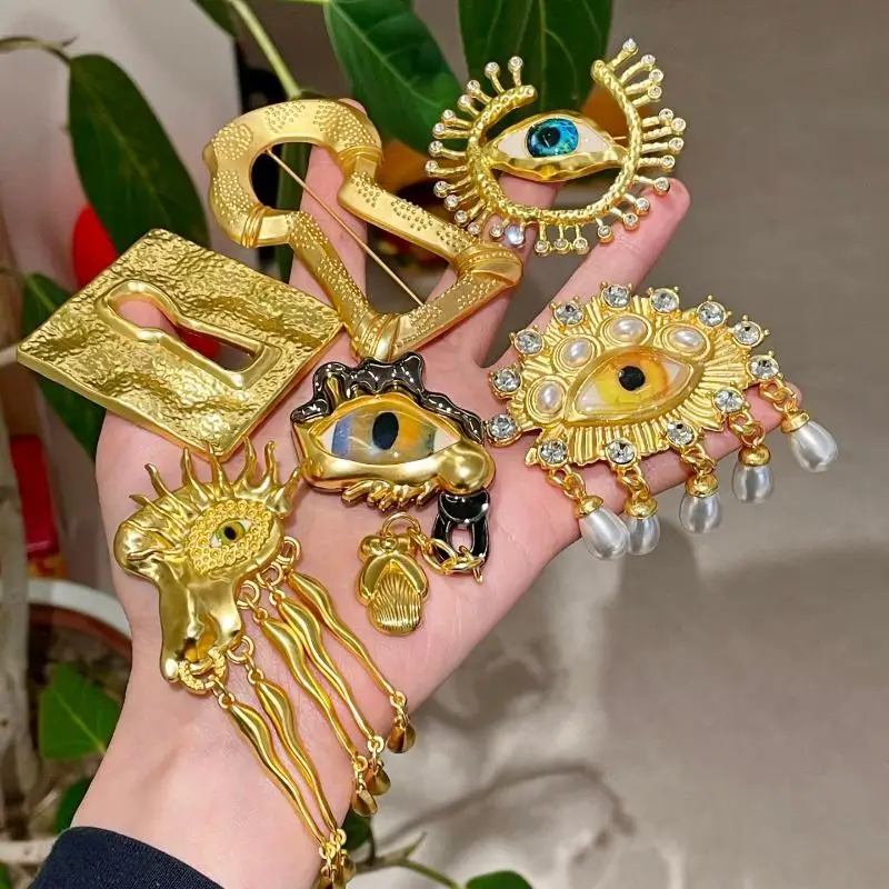 1pc Pleated Eye Brooch Irregular Eye Shaped Enamel Brooch Creative Abstract Pin for Coat Suit Jacket Lapel Decoration