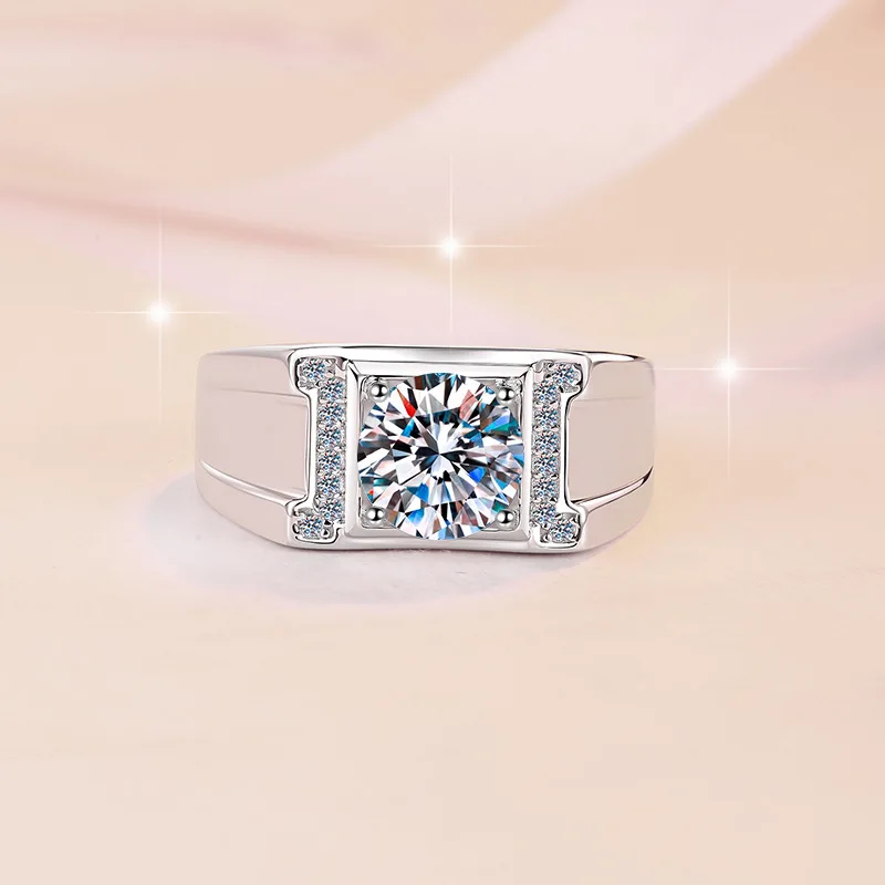 Round stone cutting optimizes light refraction of Grand 4-Prong Ring 1 Carat for men finished with buffed PT950 platinum panels