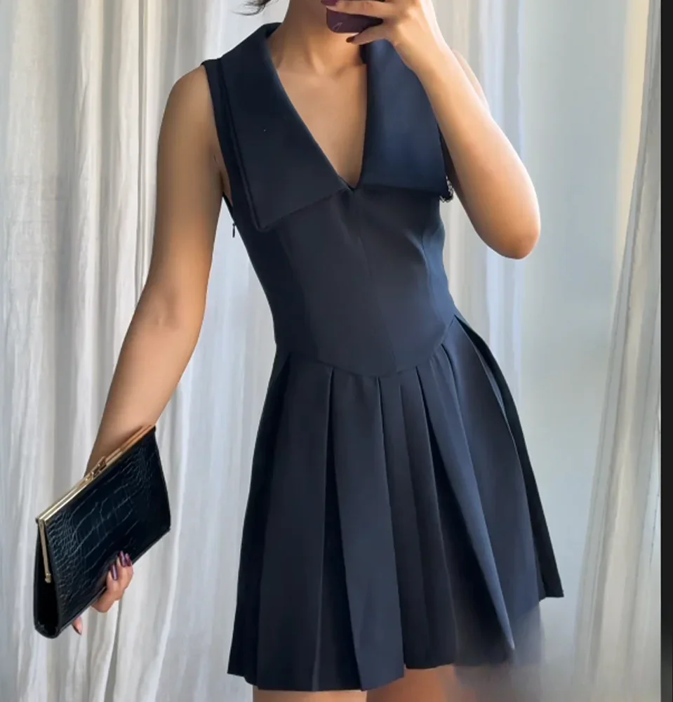 KONDALA Vrouwen Herfst Brede Kraag Mouwloze Korte Jurk Elegante Geplooide Zoom Jurk Zoete Nieuwe 2023 Lente Zomer Vakantie Jurk