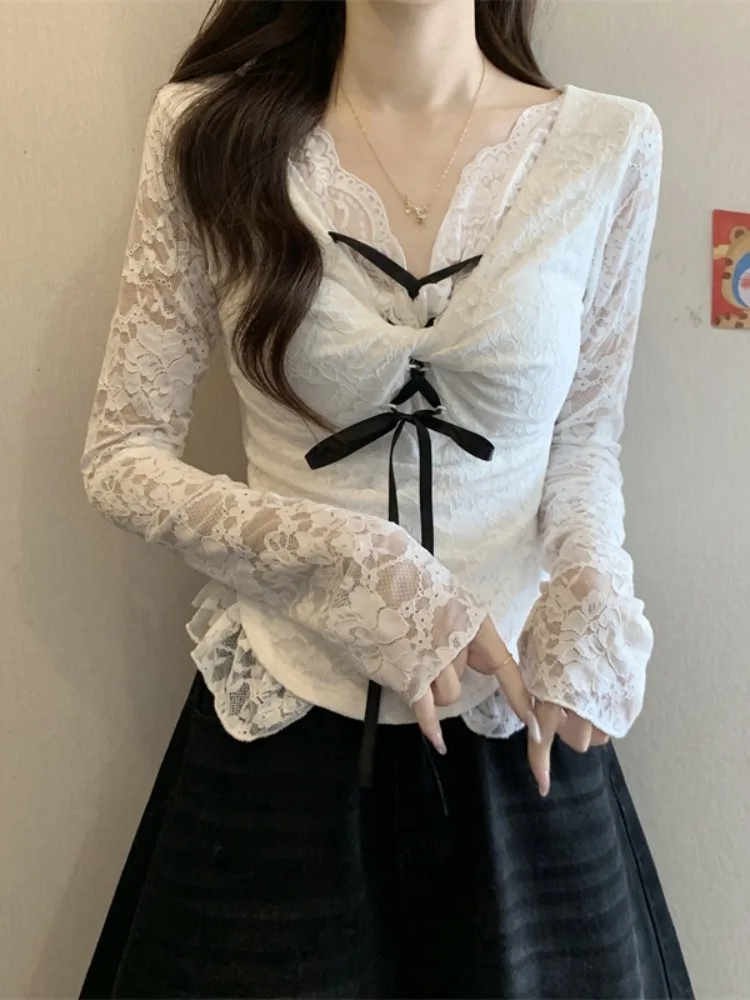 เสื้อท็อปผู้หญิง คอวี แต่งลูกไม้ สไตล์เกาหลี สวยหวานซ่อนเปรี้ยว ทรงเข้ารูป เอวคอด แขนยาว เหมาะกับต้นฤดูใบไม้ผลิ