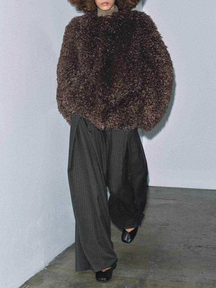 

New European-style women's fashion jacket, versatile and elegant, featuring a solid color and faux fur effect.