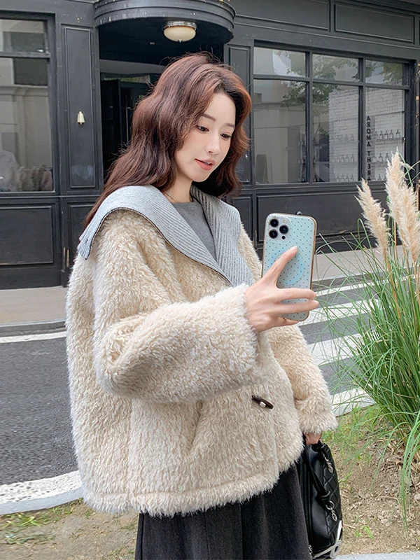 معطف نسائي من فرو الخروف المحبوك بتصميم فضفاض ودافئ مع ياقة كحلية اللون
