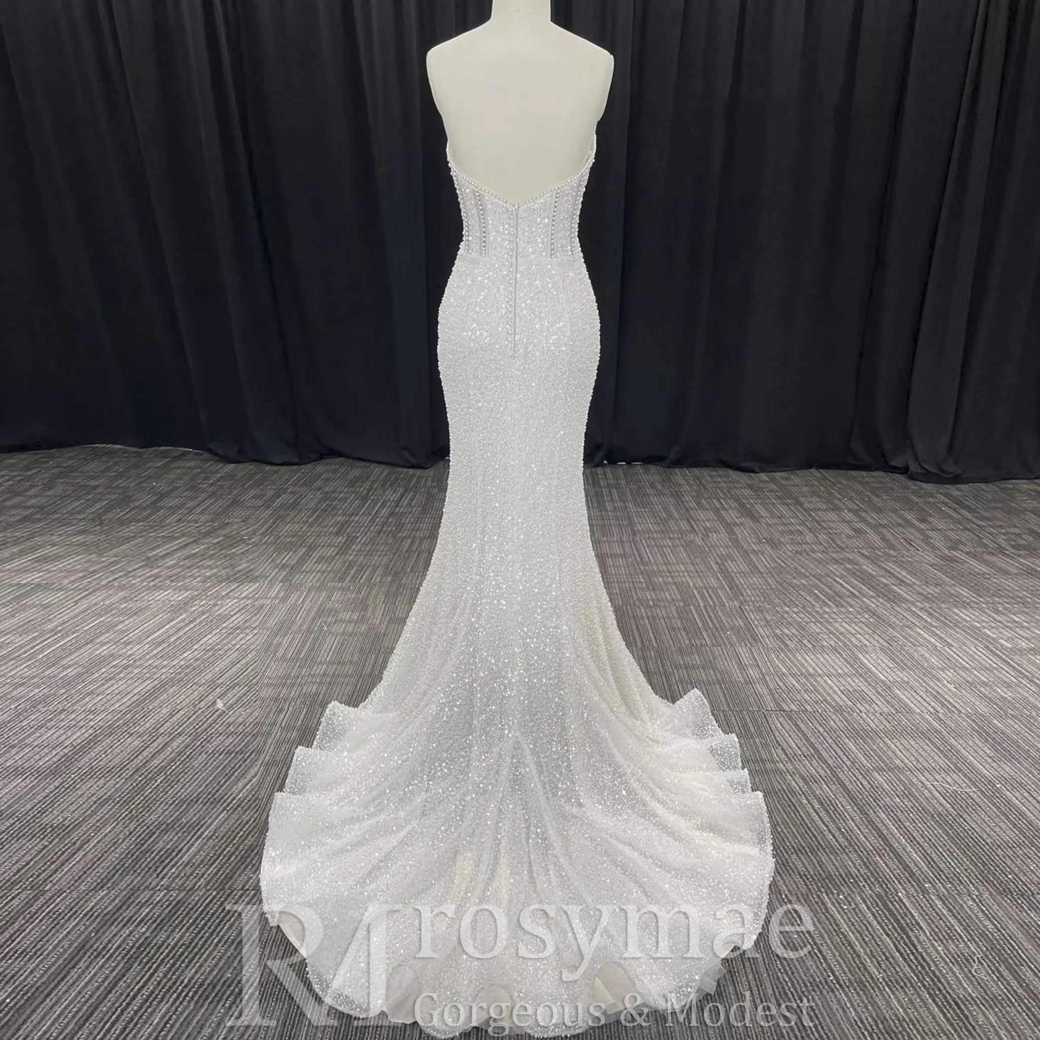 โรซี่เมย์ ชุดแต่งงานทรงเมอร์เมดแบบเกาะอกประดับลูกปัดและมุก ดีไซน์หรูหราสำหรับเจ้าสาว