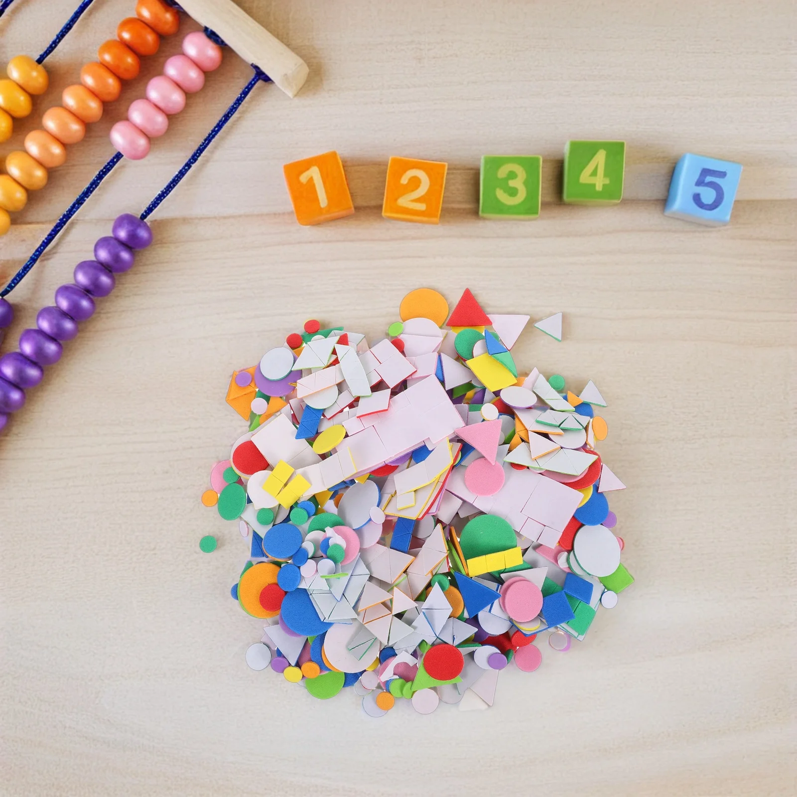 960 قطعة من ملصقات الرغوة الملونة للأطفال ذاتية اللصق الأشكال الهندسية للحرف اليدوية لمرحلة ما قبل المدرسة DIY مستلزمات الفن والتعلم للأطفال