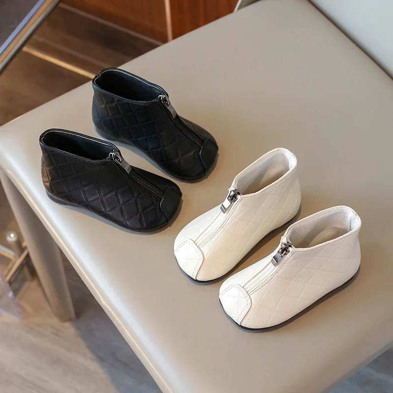 

2025 зимние короткие кожаные ботинки для девочек, мягкие дышащие детские туфли для первых ходунков, однотонные детские модные ботинки на молнии спереди