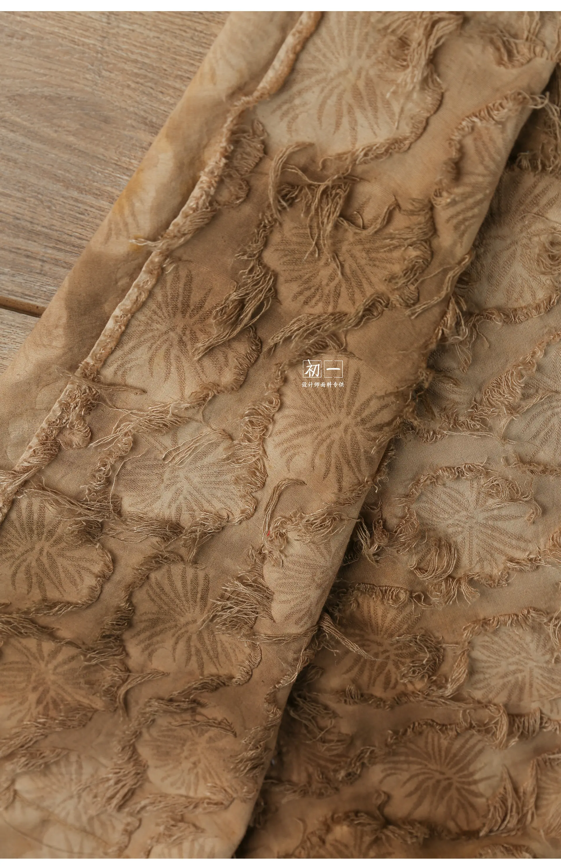 Gelber Batikstoff mit dunklen Blumenmotiven, Fransen, aus Baumwolle und Leinen, handgefertigt, mit Blumenmuster, der vom Wind bewegt und mit einer alten Textur gewaschen wurde. – Detail 13