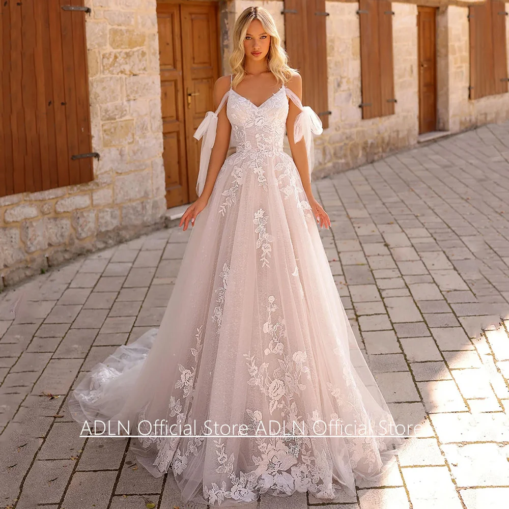 Neu eingetroffenes Hochzeitskleid, maßgeschneidert, schulterfrei, V-Ausschnitt, transparente Applikationen, Hofschleppe, A-Linie, glitzerndes Brautkleid