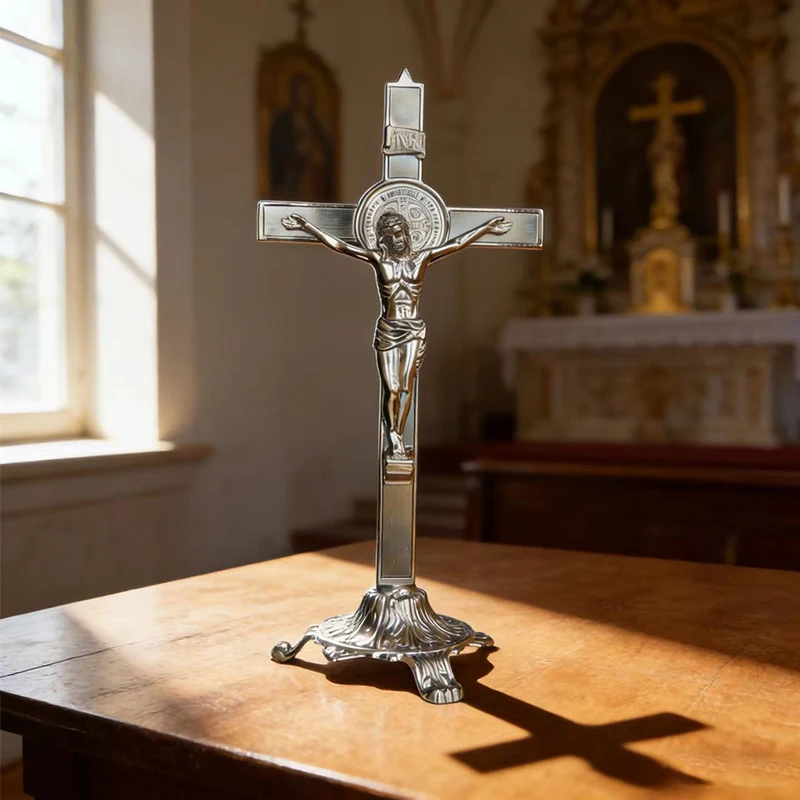 Neues hochwertiges, versilbertes katholisches St.-Benedikt-Kruzifix mit verziertem Sockel, stehendes Kreuz für den Gottesdienst auf dem Tisch und die tägliche Andacht. – Detail 2