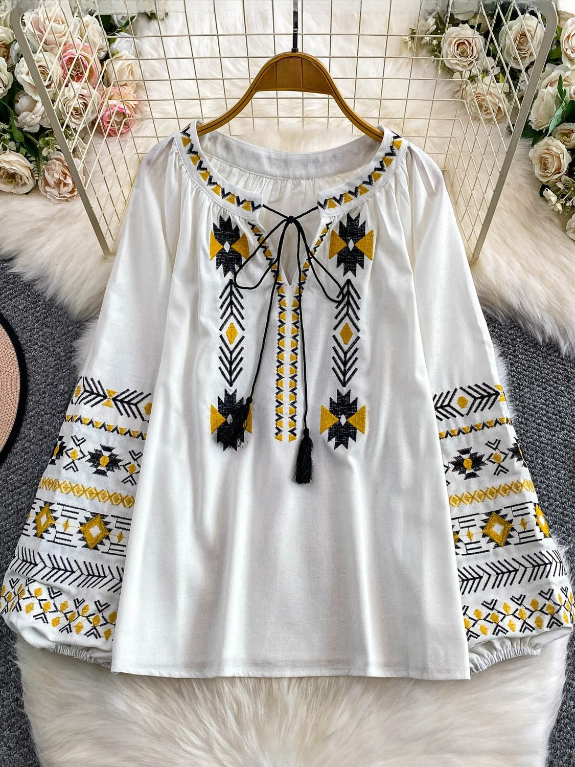 

Женская свободная блузка с длинными рукавами-фонариками и объемной вышивкой в стиле ретро для осенне-зимнего сезона