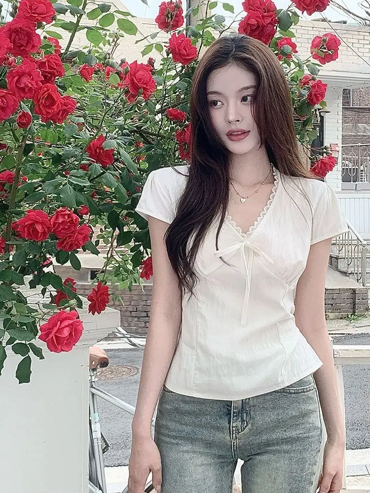 Dopasowany top damski z dekoltem w serek, koronkowym wykończeniem, prosty krój, letni nowy model, jednolity kolor, styl casual.