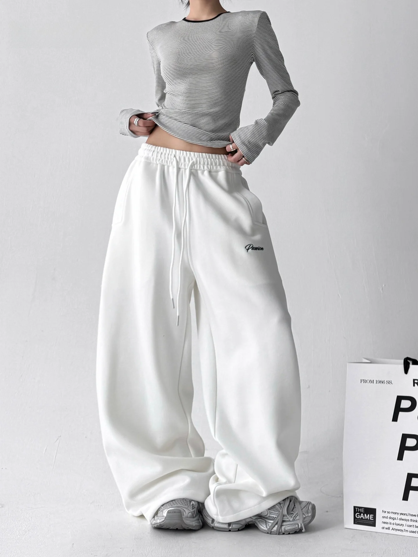 

Белые спортивные брюки для танцев женские, с высокой талией, свободные, повседневные, осенние, модель 2026 года, утягивающие, широкие штанины, в стиле кэжуал, для колледжа