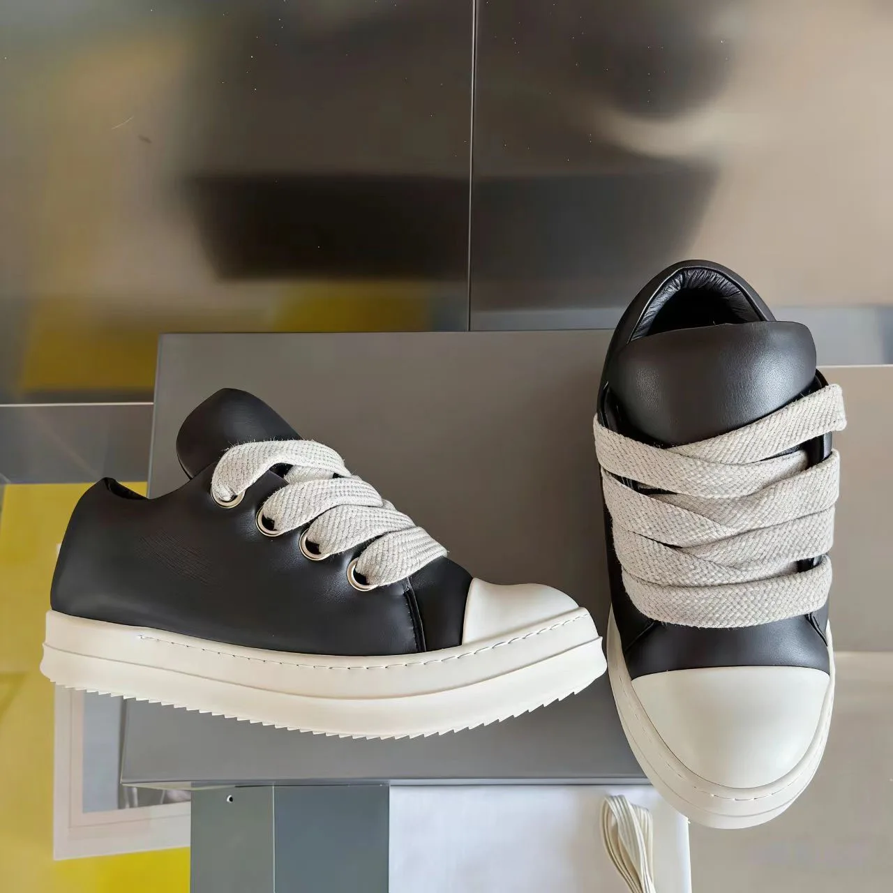 

Unisex Oversized Laces Padded Low-top Sneakers