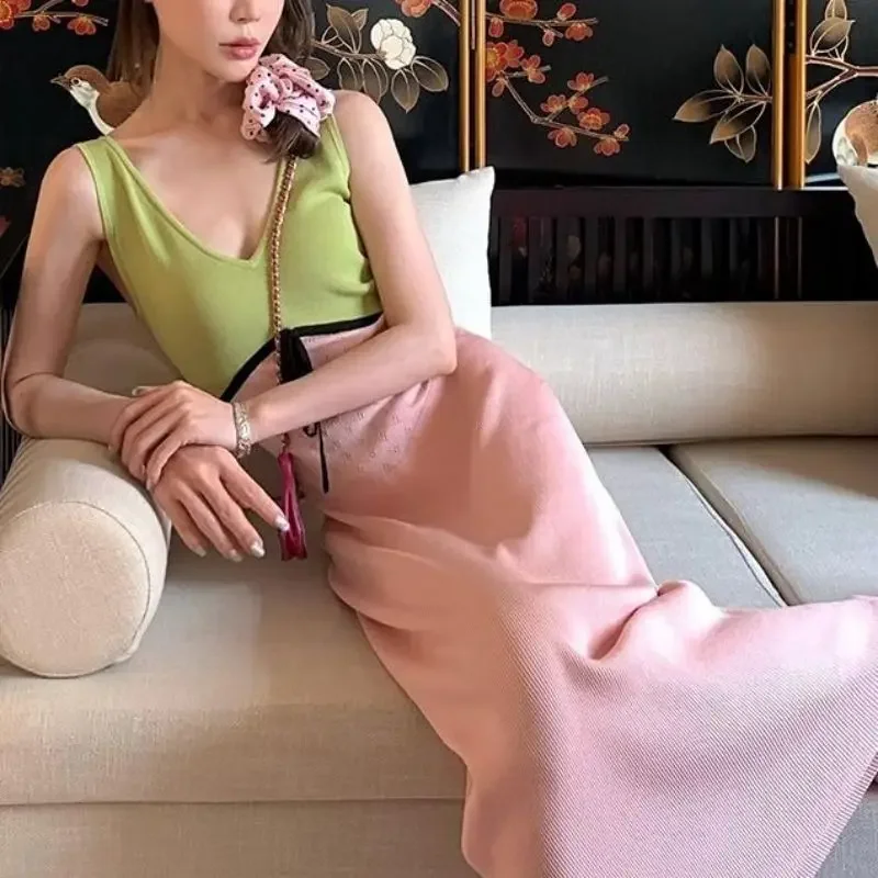 

2024 Strawberry Splicing Color Contrasting Knitted Dress for Women Summer, High Waist, Slimming Design, Tank Top Skirt