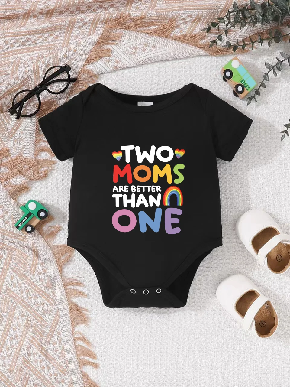 Baby short-sleeved triangle bodysuit, fun letter print, button design, easy to care for, suitable for new parents.