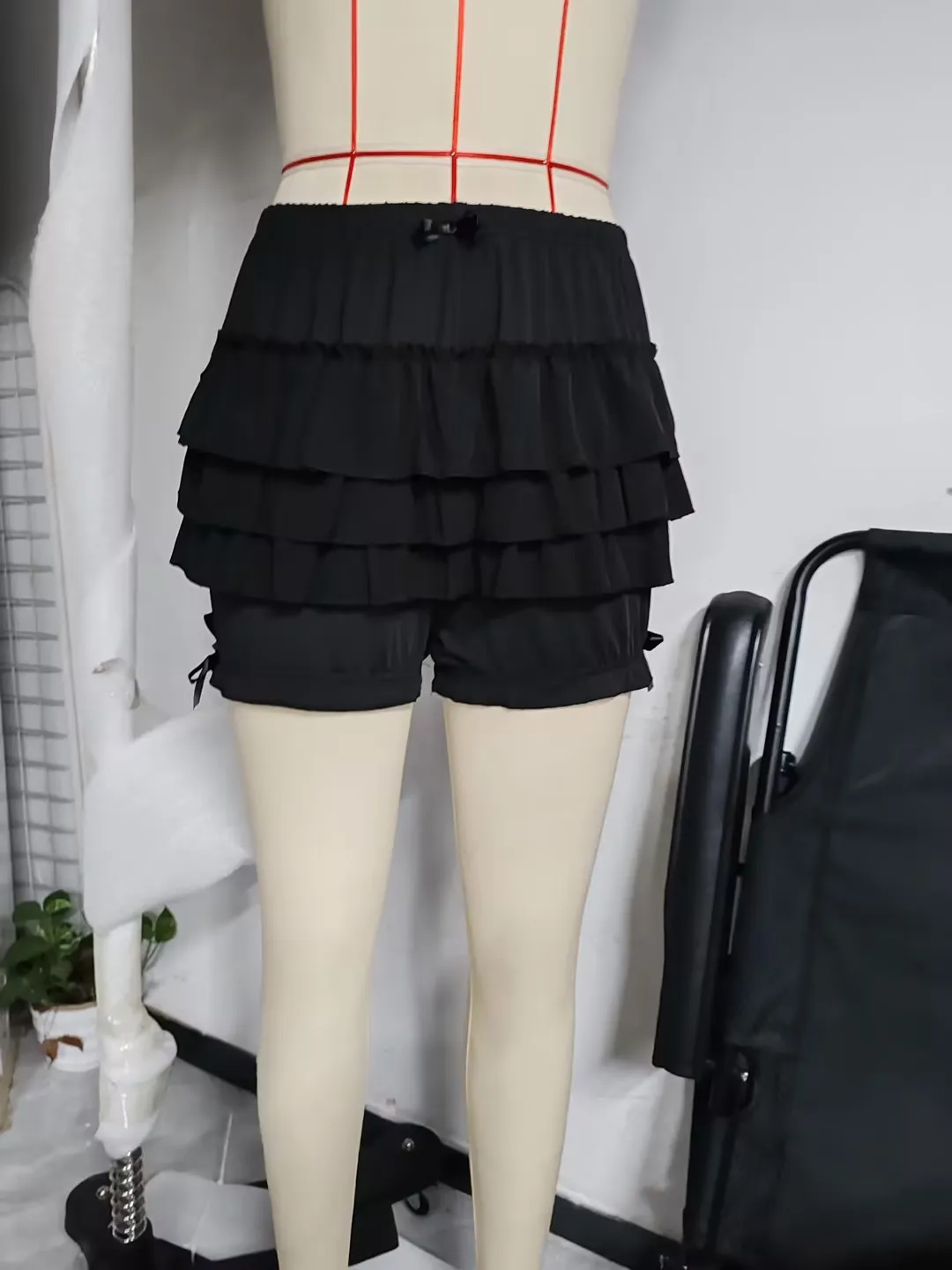 Dourbesty Pantaloncini Bloomer neri gotici estivi da donna Pantaloncini a strati con volant in vita elastica Pantaloni estetici a vita alta Harajuku