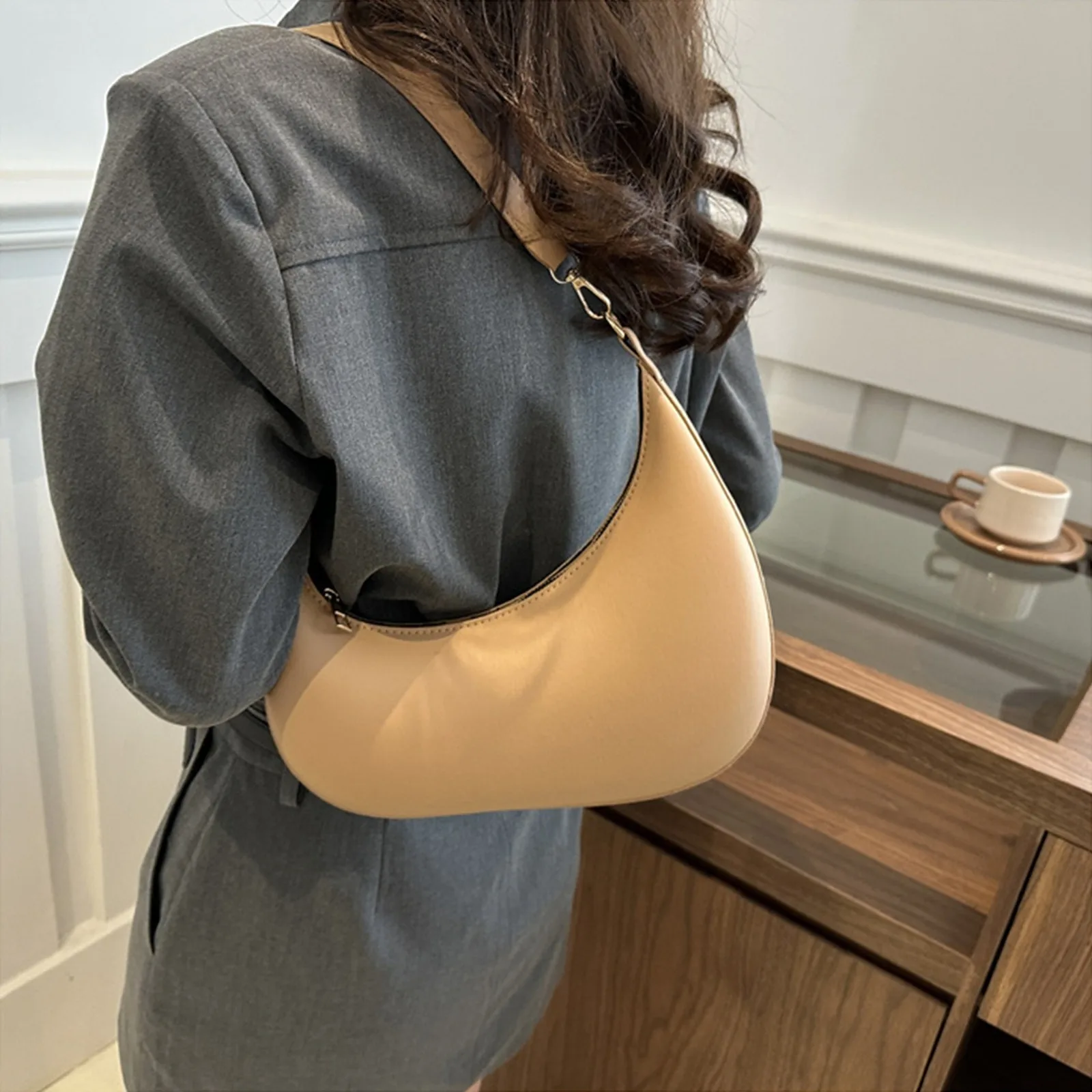 

Small Leather Solid Color Saddle Armpit Bags for Women Fashionable High-end Vintage Underarm Handbags bolsa