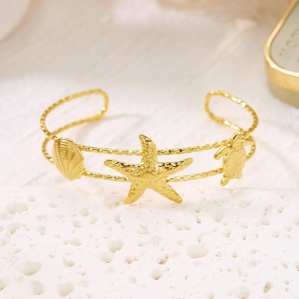 Mehrliniger Armreif aus Edelstahl mit Seestern-, Muschel-, Quallen-, Seepferdchen-, Sonnen- und Schildkrötenmotiven für Damen und Herren, Sommer-Schmuck. – Detail 34