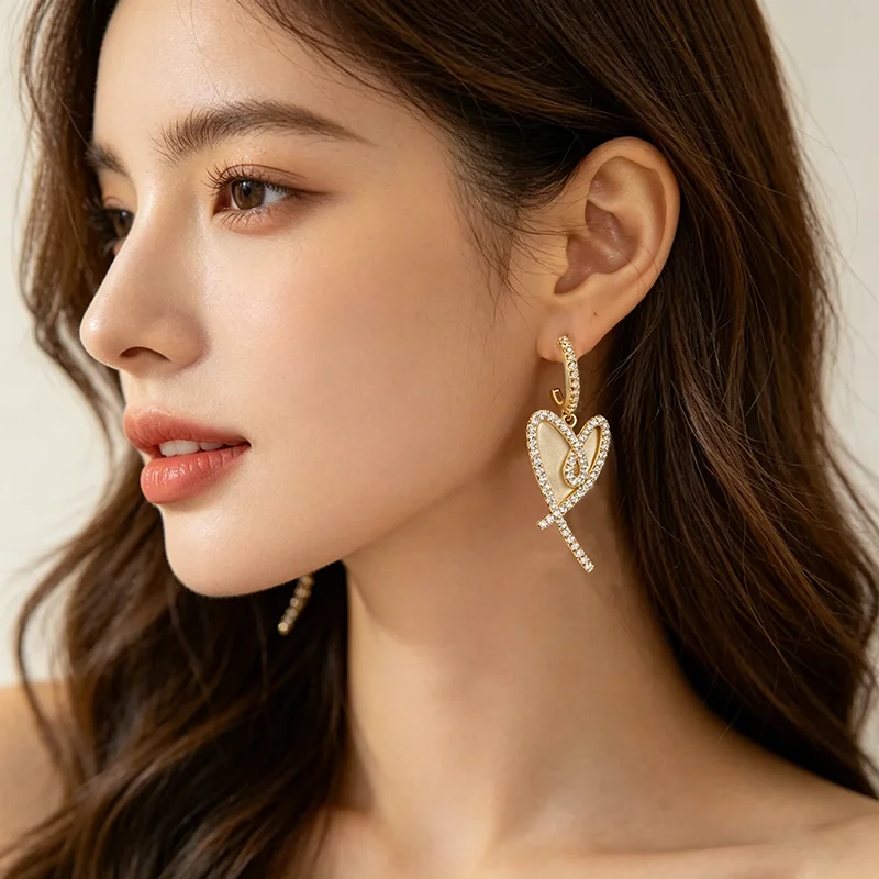 Goldfarbene Micro-Set Zirkon Unregelmäßige Herzförmige Hängeohrringe für Damen Modeschmuck Luxus-Accessoires Neues 2026 Design – Detail 5