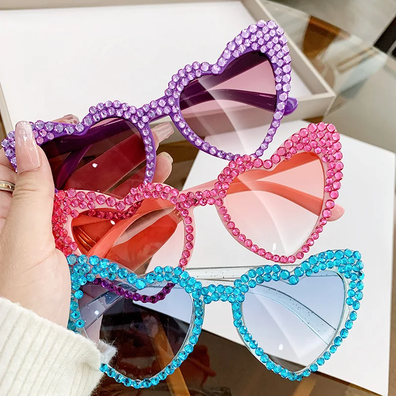 النساء الوردي الماس الإطار شكل قلب النظارات الشمسية UV400 ضوء العلامة التجارية الفاخرة نظارات شمسية للسيدات حفل زفاف نظارات الموضة