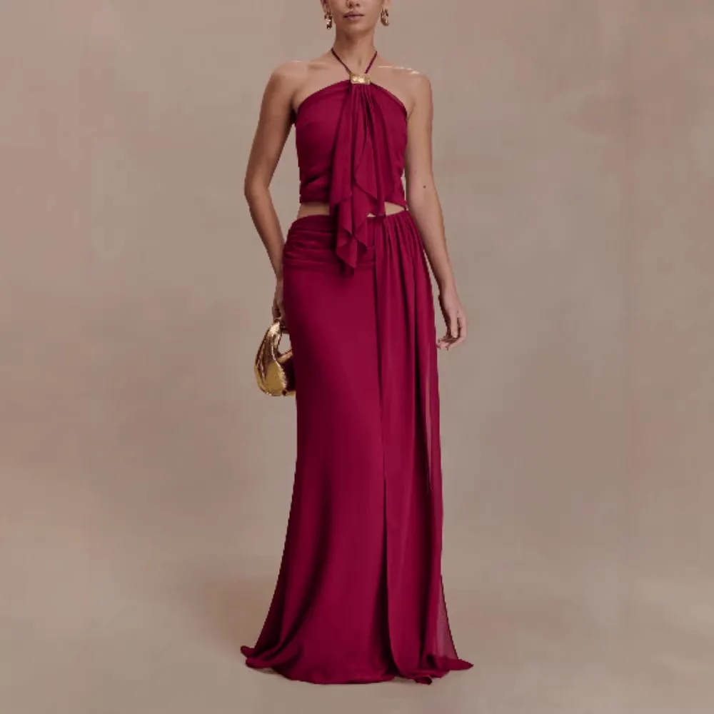 

Женский бордовый комплект из двух предметов: укороченный топ с воротником-халтер и длинная юбка. Элегантный вечерний наряд без рукавов. Новая модная женская одежда 2026 года.