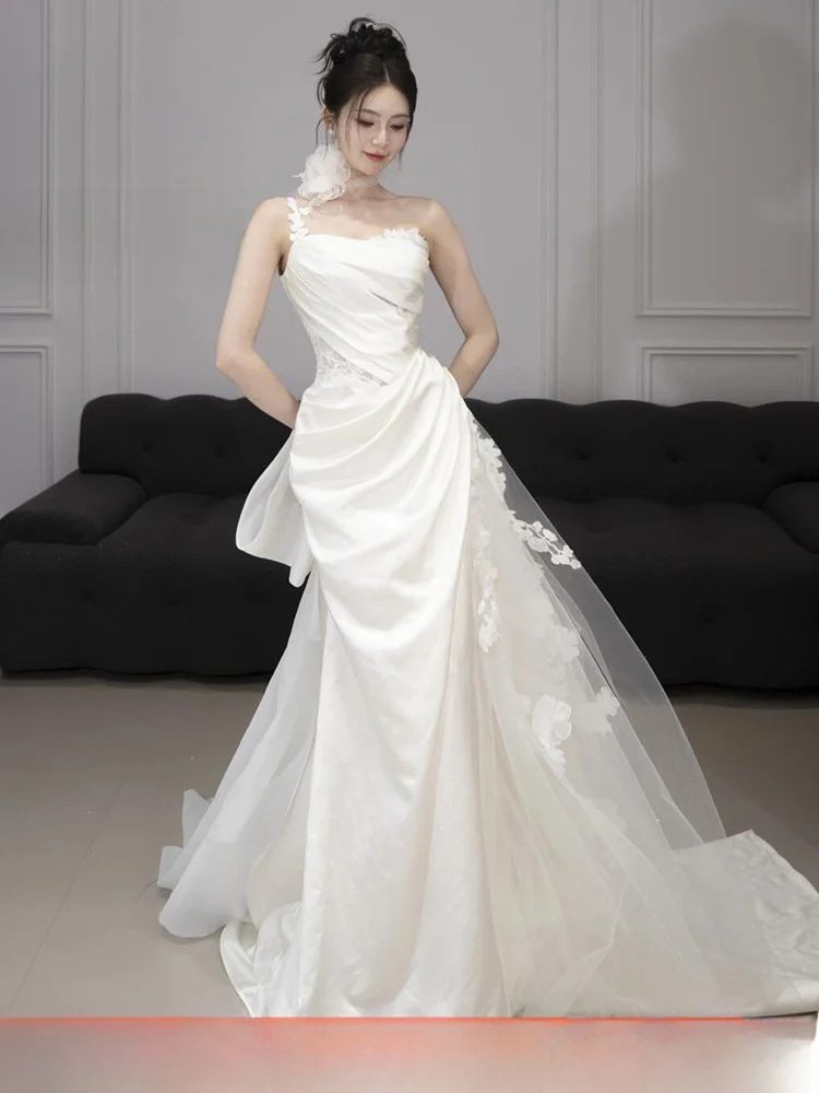 

Элегантное кружевное свадебное платье из атласа без бретелек с цветочным декором, приталенное, с длинной юбкой, для использования в отелях и на мероприятиях в помещении