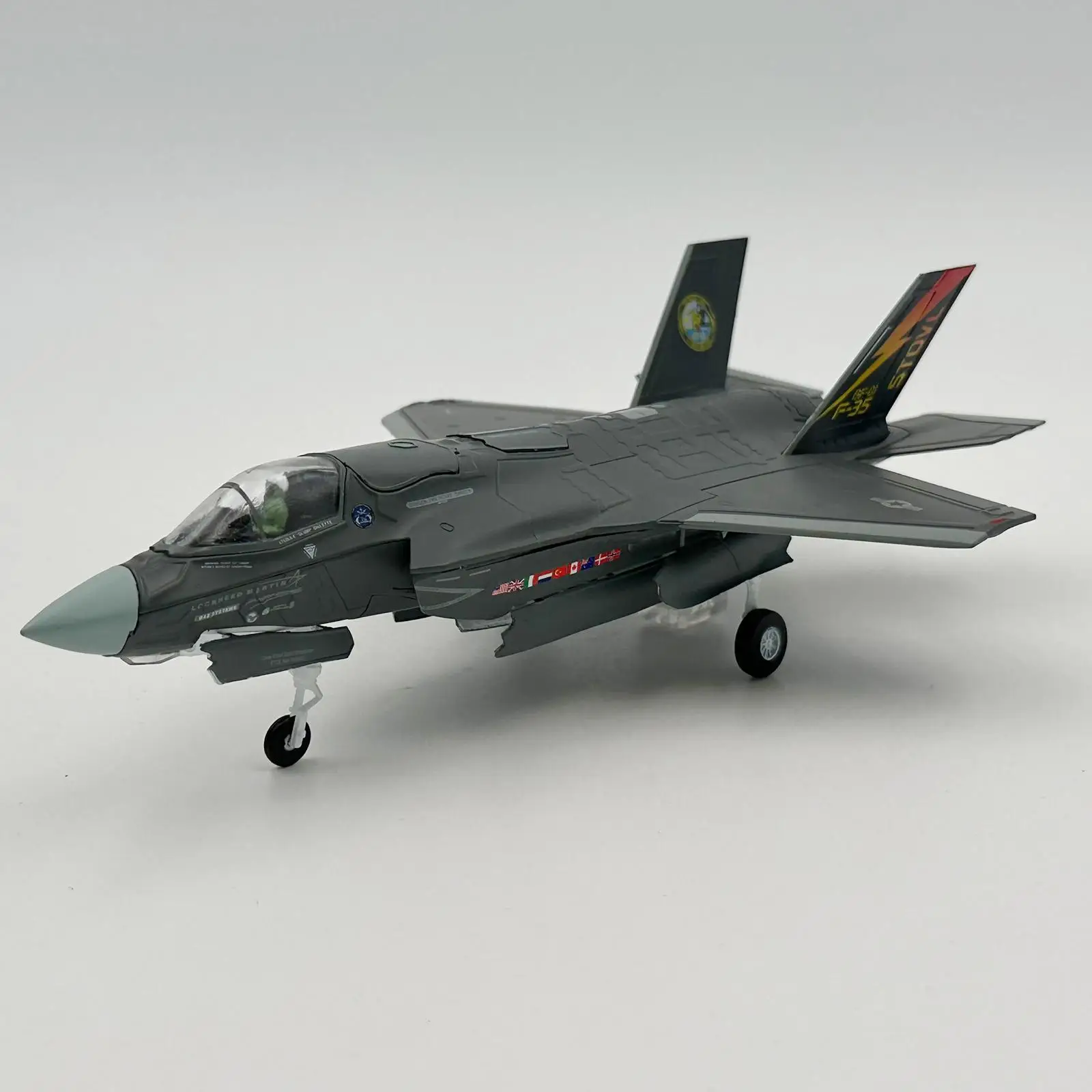 

Aircraft Model 1:72 Aviation Commemorate Desktop Decor Aircraft Collection Diecast Model Airplane Model for Holiday Gift Adults