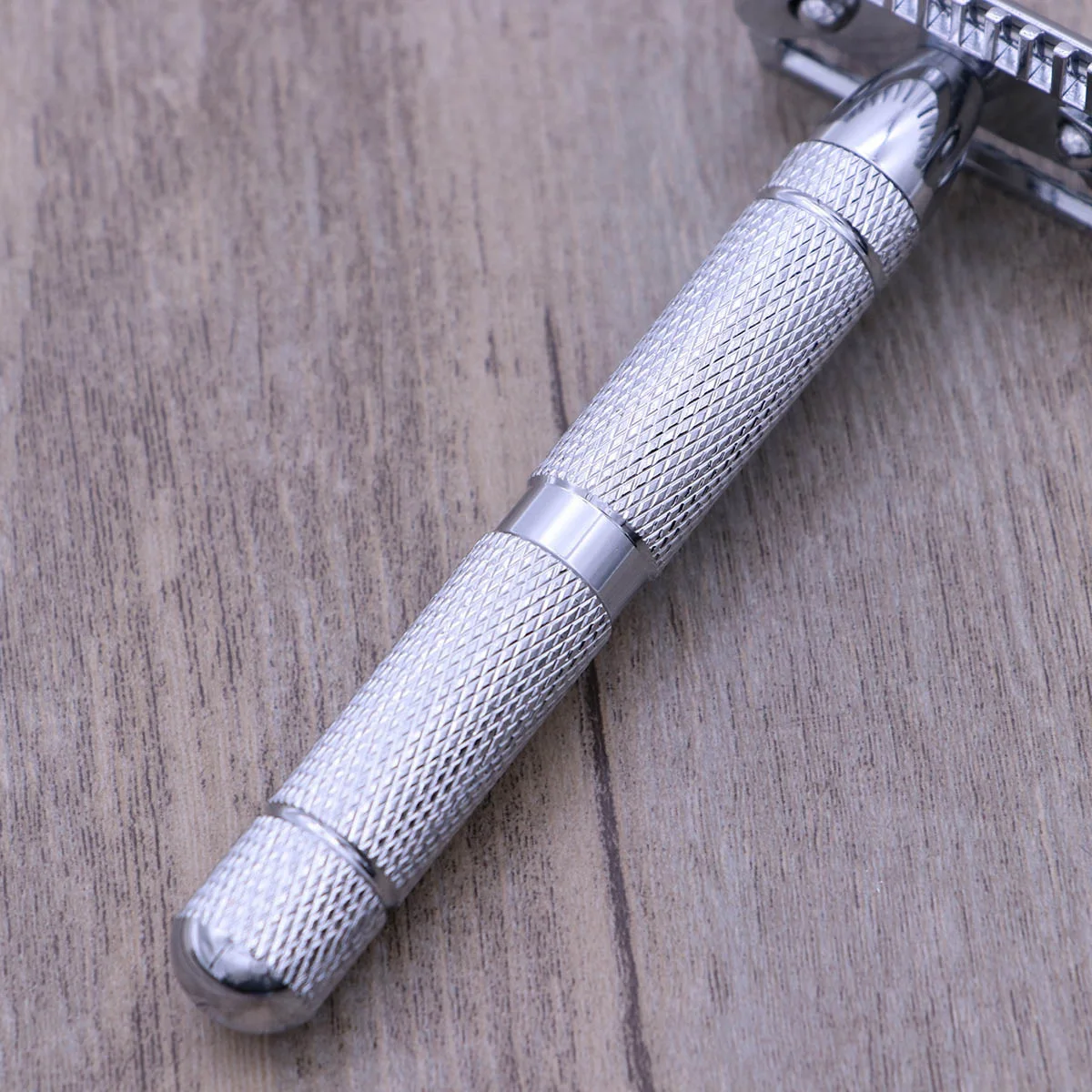 

Double Safety Razor Stainless Steel Men's Shaving Tool with Textured Grip Butterfly Opening for Close Clean Shave No Irritation