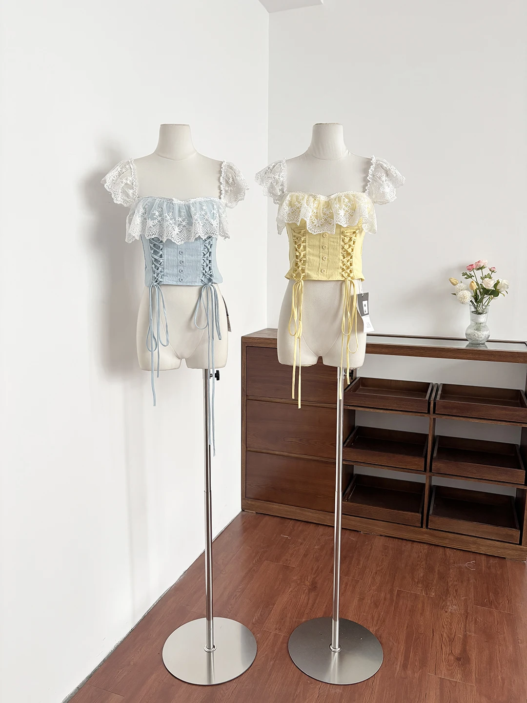 

Летняя коллекция 2026: Элегантная женская блузка с кружевными вставками и одним открытым плечом в французском стиле из полиэстера