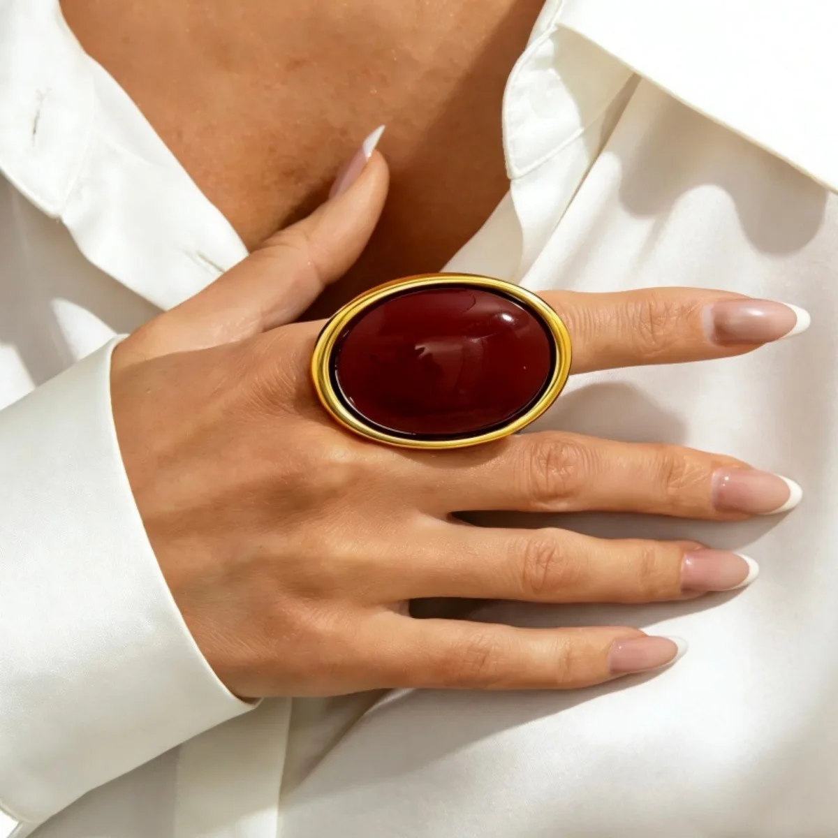 Französischer Retro-Ring mit übertriebenem ovalen roten Edelstein, verstellbar, schlicht, goldfarben, Schmuck, Modeaccessoire, Geschenk – Detail 3