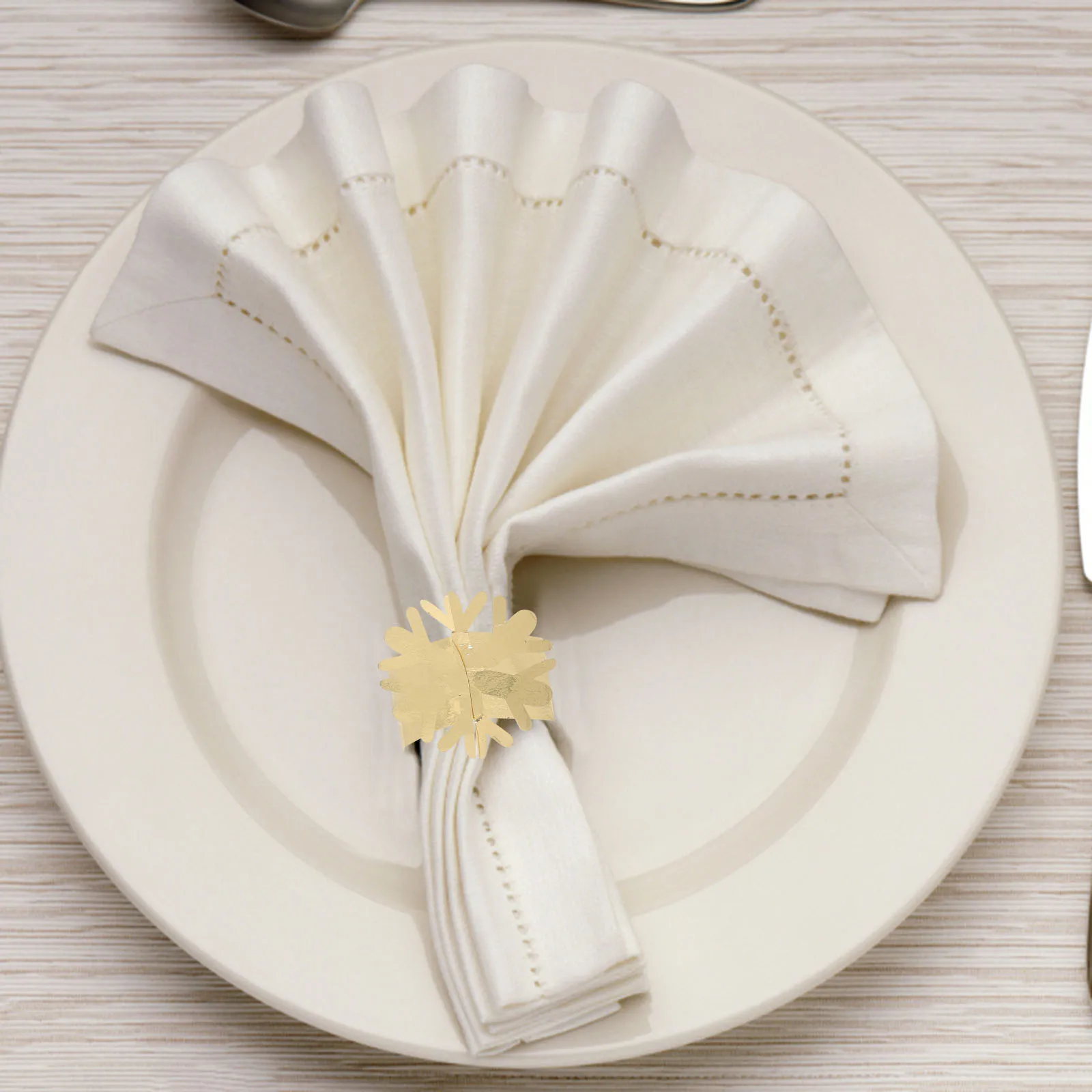 

50Pcs Christmas Napkin Rings Snowflake Hollow Paper Buckle Elegant Napkin Holder for Wedding Party Festival Serviette Holders