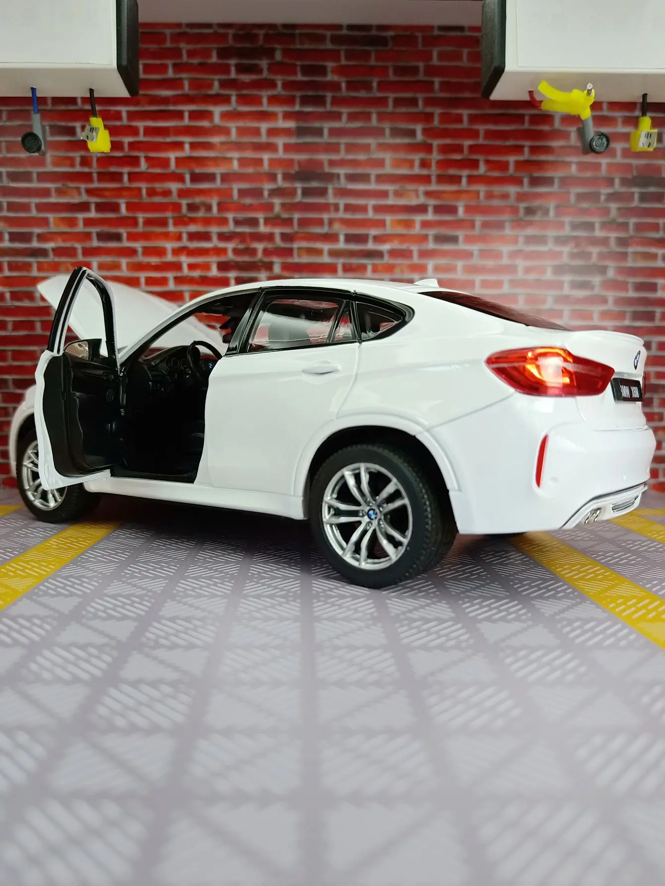 La porta e il cofano modello di veicolo fuoristrada in lega BMW X6M rastar 1:24 può aprire dettagli ricchi, pregevole fattura e di buona qualità