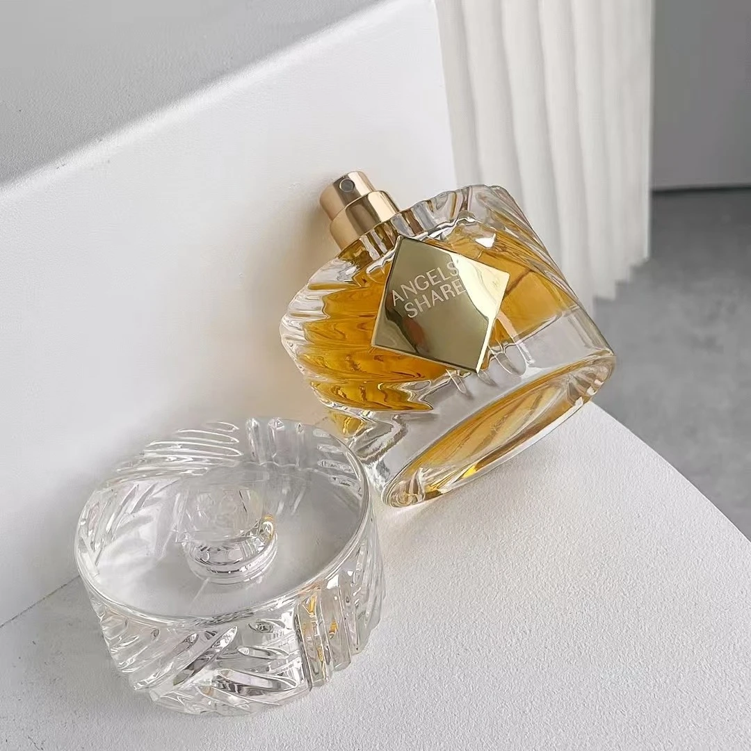 น้ำหอมแบรนด์พรีเมียม 50 มล. กลิ่นหอมสดชื่นจากผลไม้ ผสมผสานกลิ่นไม้หอมเข้มข้น กลิ่นอำพัน หรูหราและมีเสน่ห์ ให้ความรู้สึกดุจเสน่ห์อังกฤษ