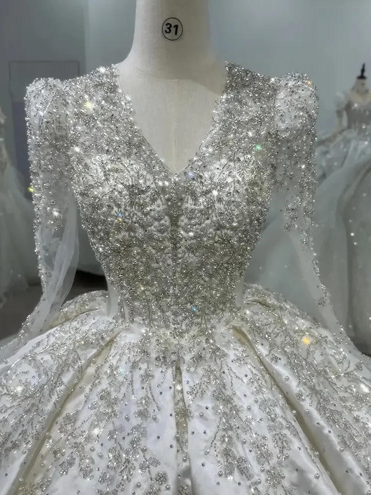 Abito da sposa in raso con scollo a V a maniche lunghe 2025 Nuovo abito francese di lusso a coda lunga Abito da sposa lucido personalizzato