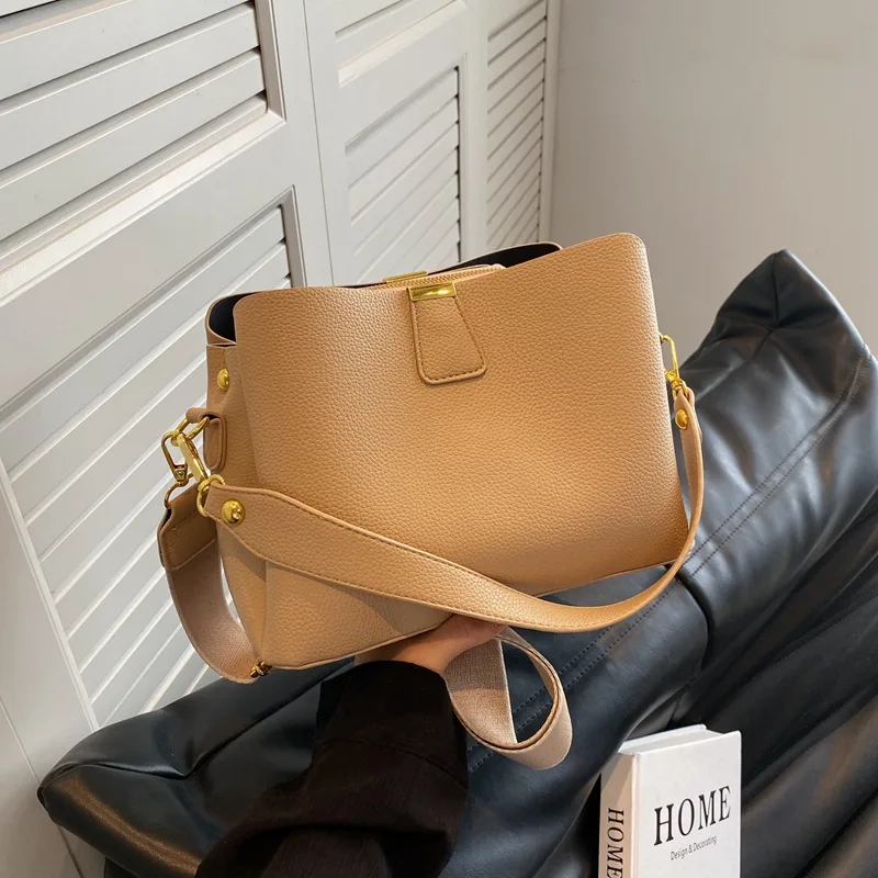 

Fashionable Large Capacity Bucket Handbag Shoulder Bag Designer Style Casual Chic Tote Bag High-End Feel Lightweight
