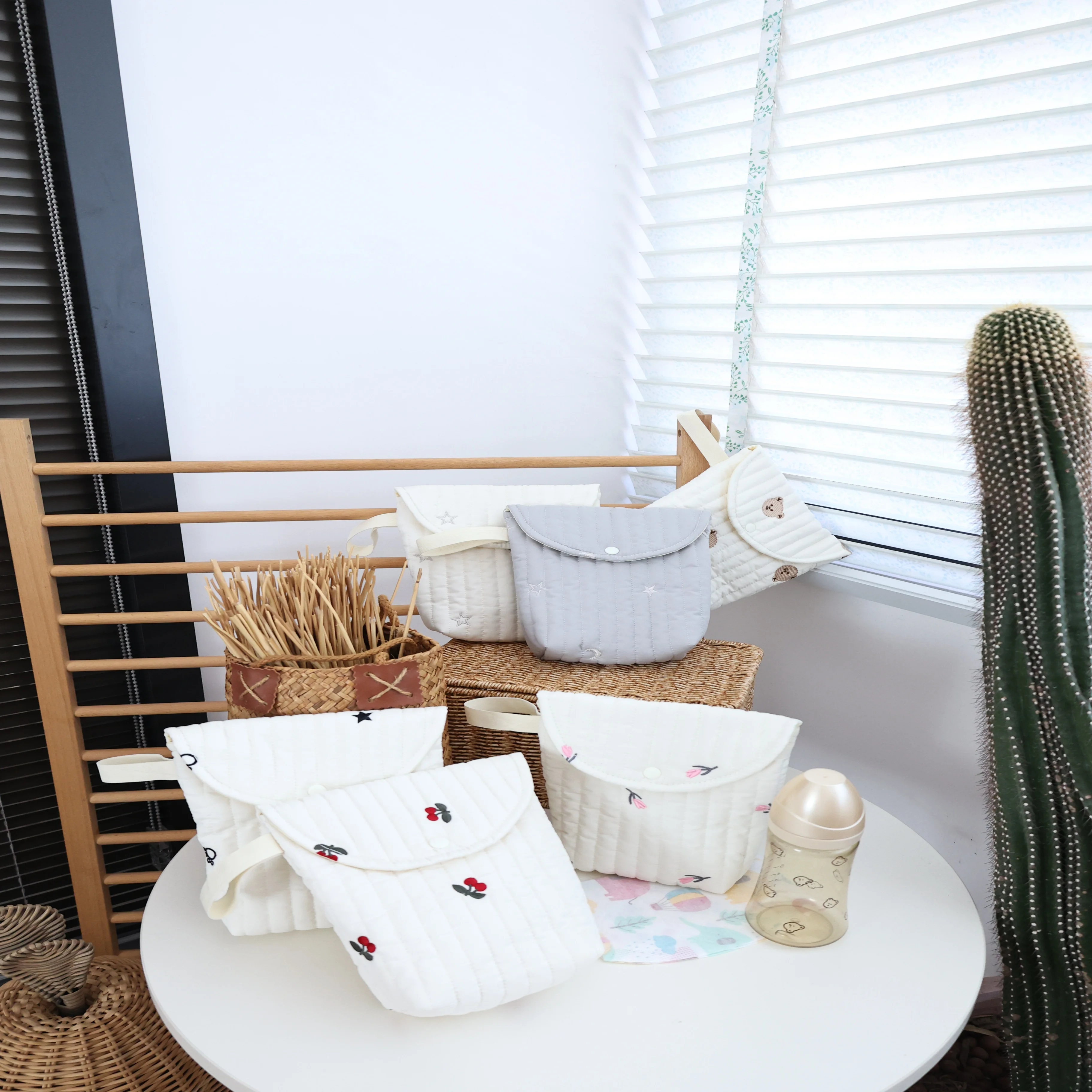 

Cute Baby Bottle Storage Bag, Handbag, Portable Mommy Storage Sanitary Napkin Portable Bag