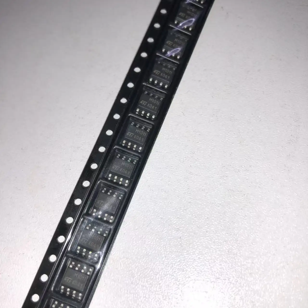 

(10PCS) TSM101IDT Making:M010I Voltage reference chip SOIC-8
