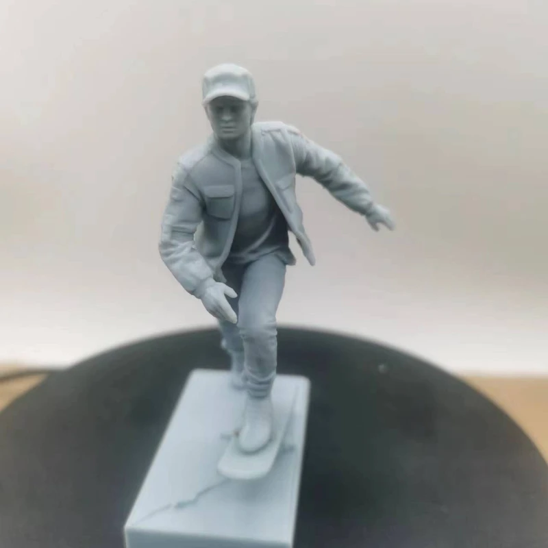 Figura de resina de Skateboarding para adolescentes, Kit de modelos ensamblados a escala 1/24, Diorama sin montar y figuritas sin pintar, Juguetes