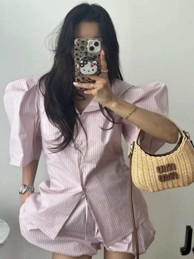 Set atasan dan bawahan wanita musim panas bergaya kasual, motif garis-garis, kerah lipat, kancing, atasan dengan ikat pinggang, celana panjang model bunga, dua potong.